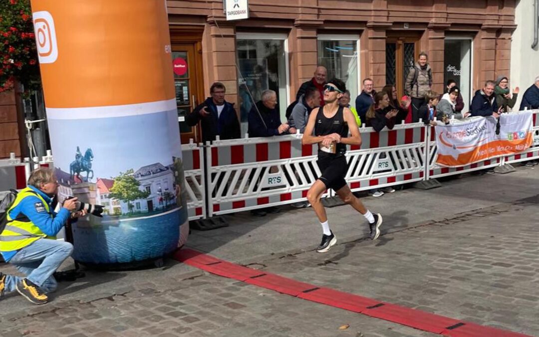 Max Kries gewinnt Landauer Halbmarathon